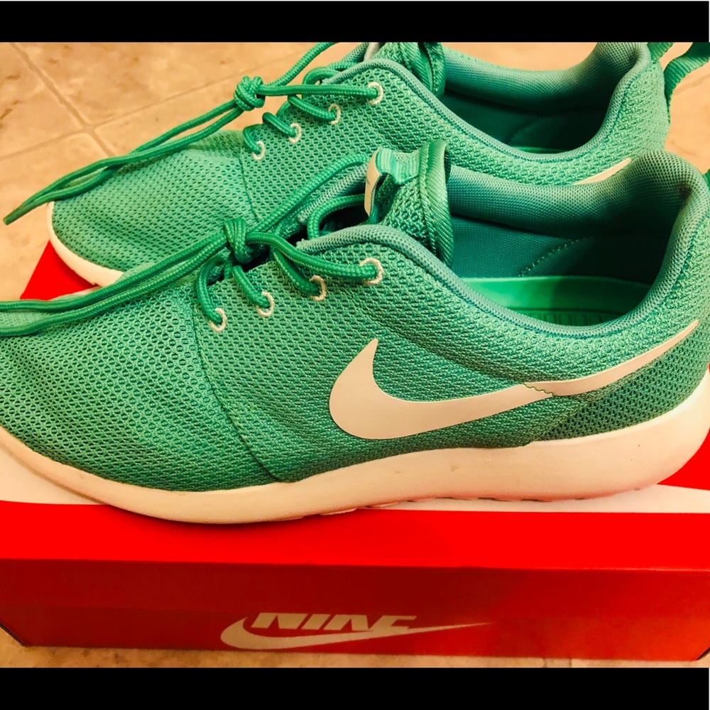 *BRAND NEW* MEN’S NIKE ROSHERUN’S